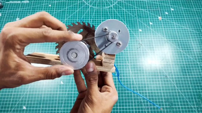 Как сделать мини циркулярную пилу 12 В