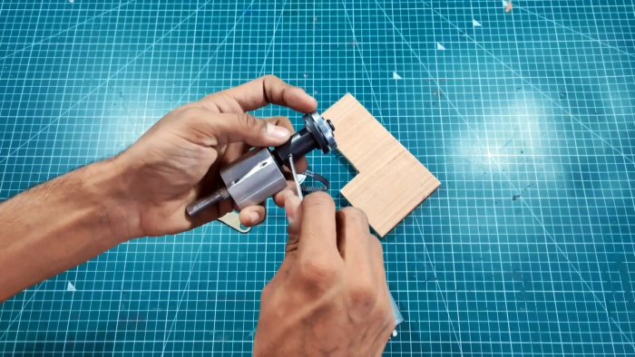 Как сделать мини циркулярную пилу 12 В