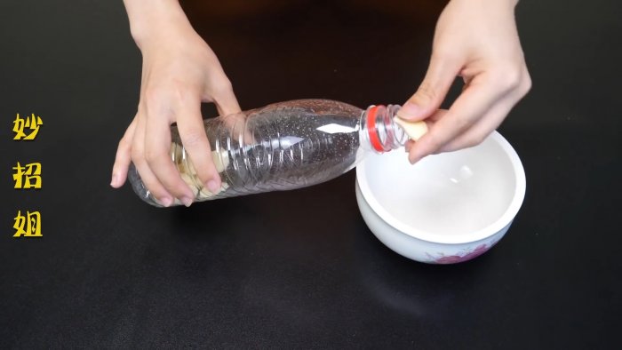 Нет терки Как при помощи пластиковой бутылки не только почистить но и измельчить чеснок