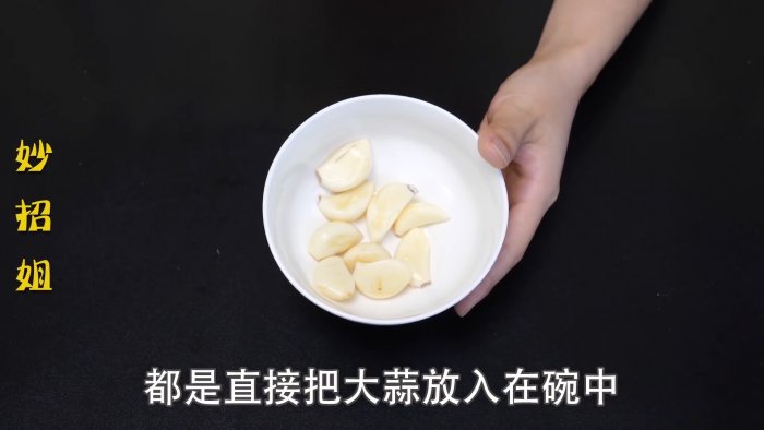 Нет терки Как при помощи пластиковой бутылки не только почистить но и измельчить чеснок