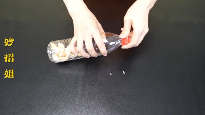 Нет терки Как при помощи пластиковой бутылки не только почистить но и измельчить чеснок