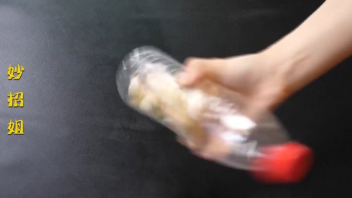 Нет терки Как при помощи пластиковой бутылки не только почистить но и измельчить чеснок