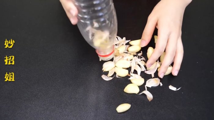 Нет терки Как при помощи пластиковой бутылки не только почистить но и измельчить чеснок