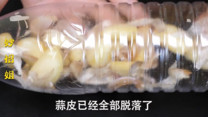 Нет терки Как при помощи пластиковой бутылки не только почистить но и измельчить чеснок