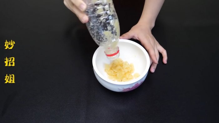 Нет терки Как при помощи пластиковой бутылки не только почистить но и измельчить чеснок