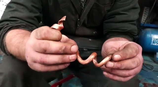 Как делать резкие изгибы на трубке без трубогиба чтобы ее не смяло