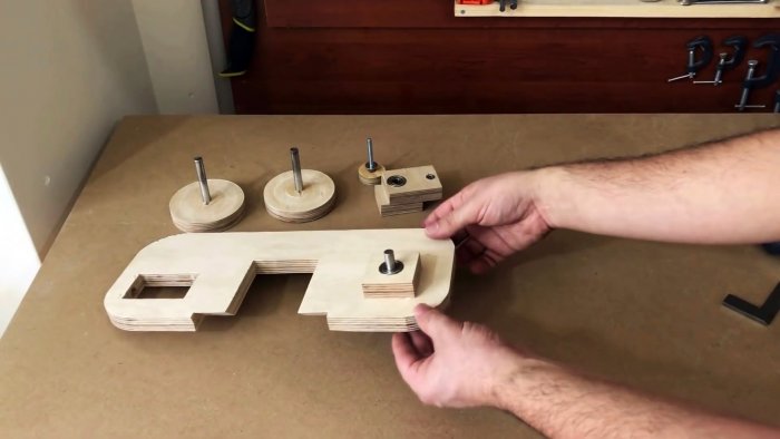 Самодельная ручная ленточная пила из фанеры с приводом от шуруповерта