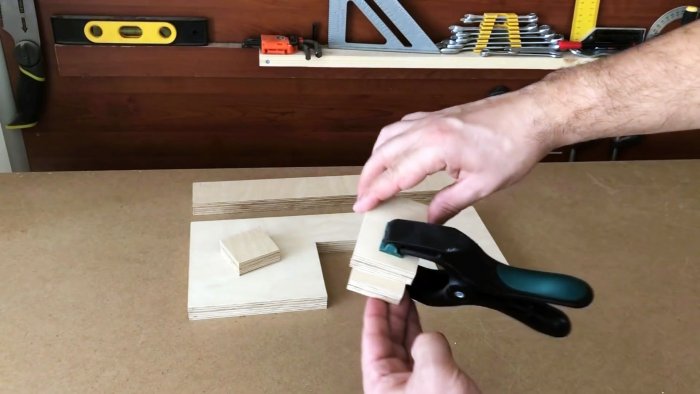 Самодельная ручная ленточная пила из фанеры с приводом от шуруповерта