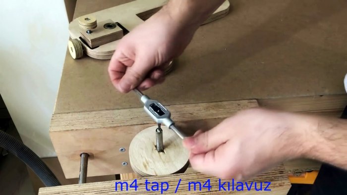 Самодельная ручная ленточная пила из фанеры с приводом от шуруповерта