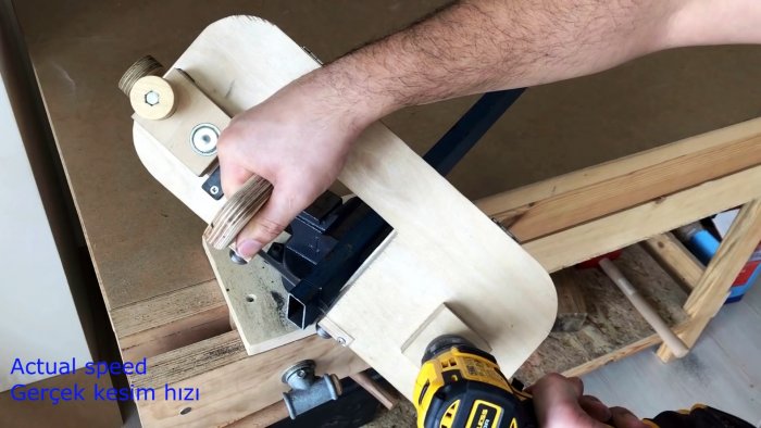 Самодельная ручная ленточная пила из фанеры с приводом от шуруповерта