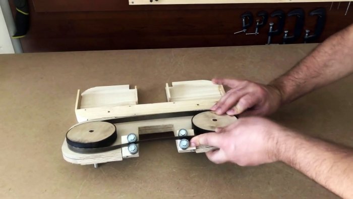 Самодельная ручная ленточная пила из фанеры с приводом от шуруповерта