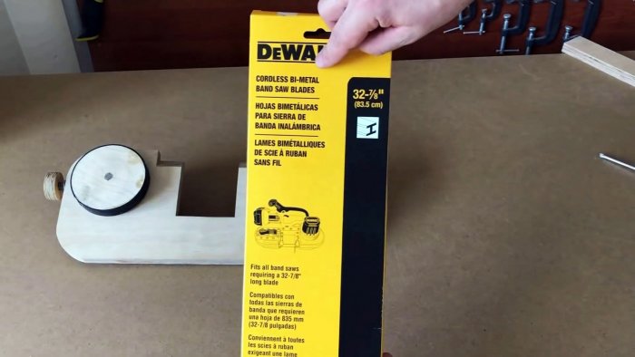 Самодельная ручная ленточная пила из фанеры с приводом от шуруповерта