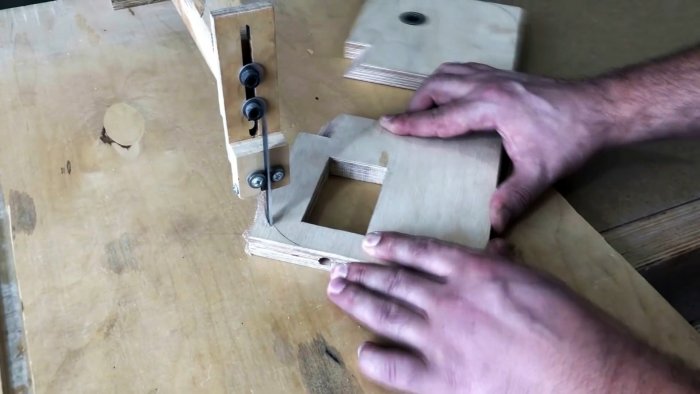 Самодельная ручная ленточная пила из фанеры с приводом от шуруповерта