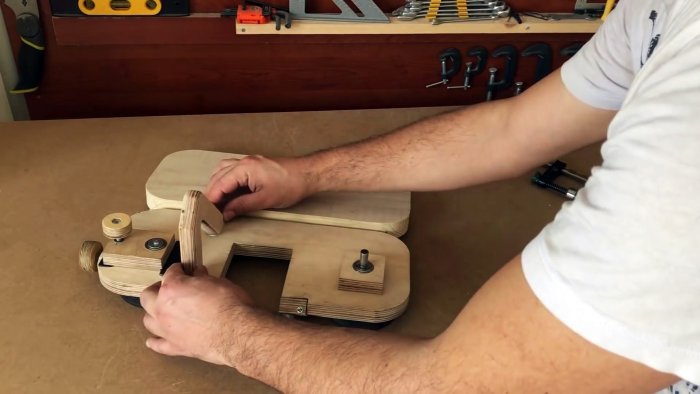 Самодельная ручная ленточная пила из фанеры с приводом от шуруповерта