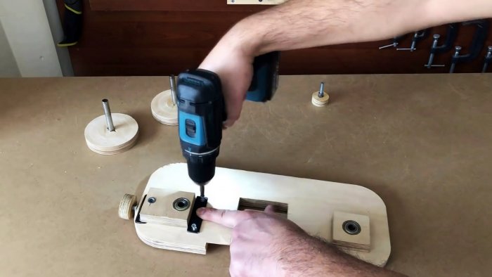 Самодельная ручная ленточная пила из фанеры с приводом от шуруповерта