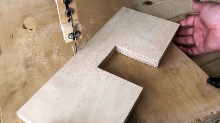 Самодельная ручная ленточная пила из фанеры с приводом от шуруповерта