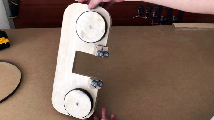 Самодельная ручная ленточная пила из фанеры с приводом от шуруповерта