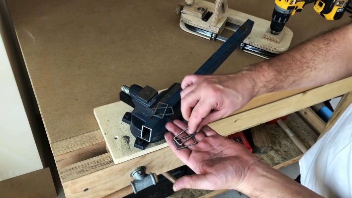 Самодельная ручная ленточная пила из фанеры с приводом от шуруповерта