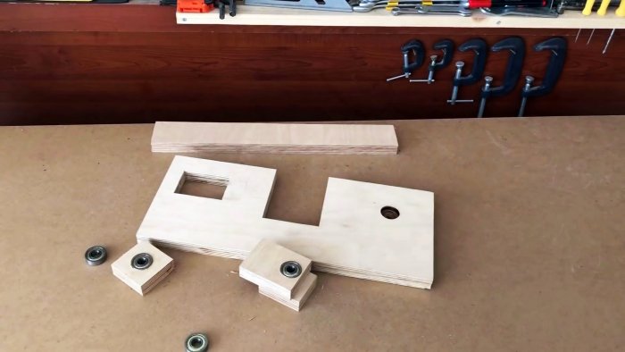 Самодельная ручная ленточная пила из фанеры с приводом от шуруповерта