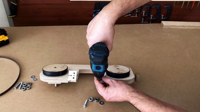 Самодельная ручная ленточная пила из фанеры с приводом от шуруповерта