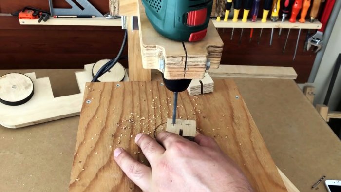 Самодельная ручная ленточная пила из фанеры с приводом от шуруповерта