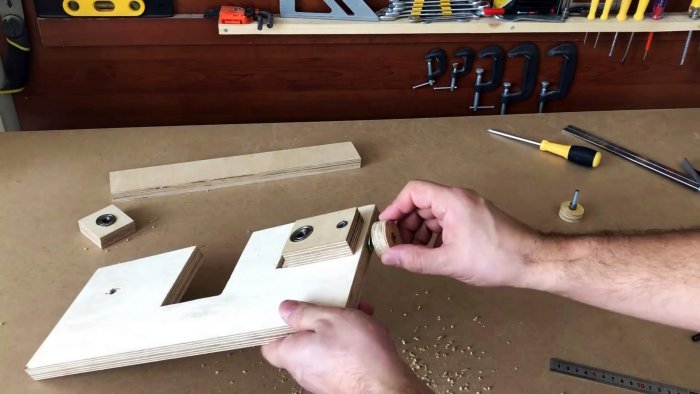 Самодельная ручная ленточная пила из фанеры с приводом от шуруповерта