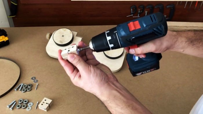 Самодельная ручная ленточная пила из фанеры с приводом от шуруповерта