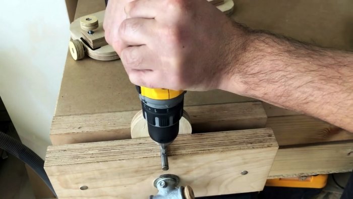 Самодельная ручная ленточная пила из фанеры с приводом от шуруповерта