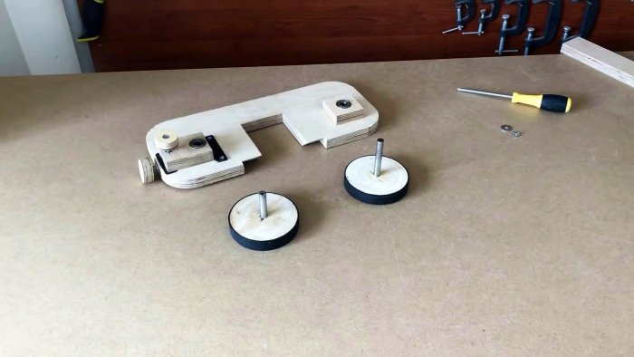 Самодельная ручная ленточная пила из фанеры с приводом от шуруповерта