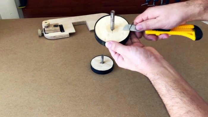 Самодельная ручная ленточная пила из фанеры с приводом от шуруповерта