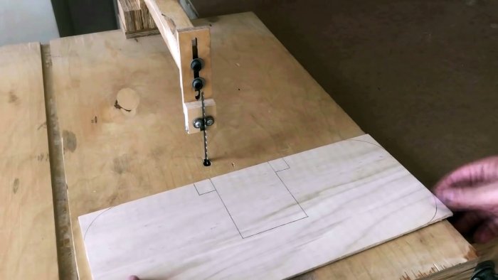 Самодельная ручная ленточная пила из фанеры с приводом от шуруповерта