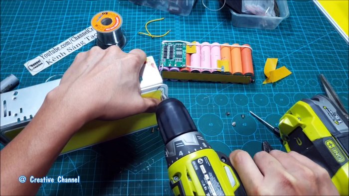 Как сделать мега мощный фонарь из старых аккумуляторов от ноутбуков и светодиодной панели