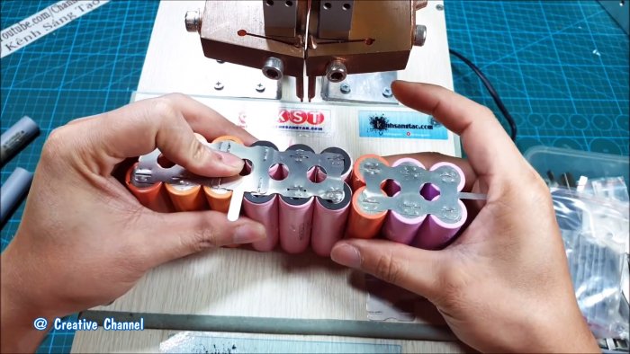 Как сделать мега мощный фонарь из старых аккумуляторов от ноутбуков и светодиодной панели