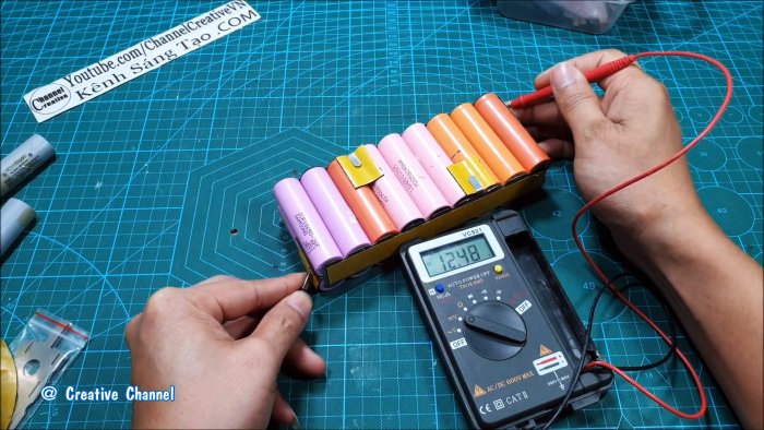 Как сделать мега мощный фонарь из старых аккумуляторов от ноутбуков и светодиодной панели