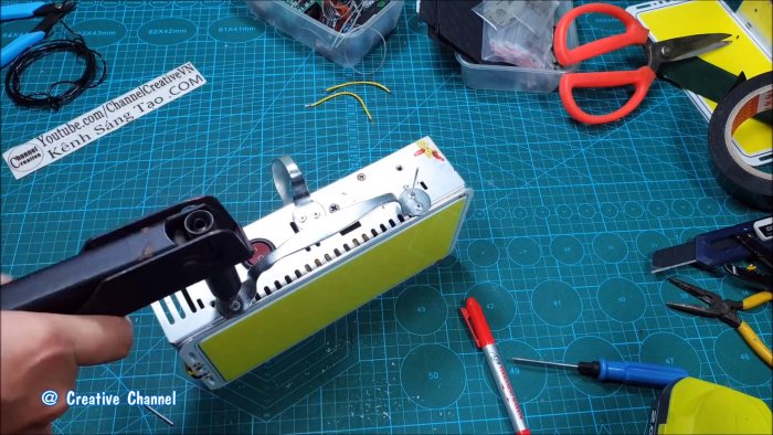 Как сделать мега мощный фонарь из старых аккумуляторов от ноутбуков и светодиодной панели