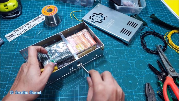 Как сделать мега мощный фонарь из старых аккумуляторов от ноутбуков и светодиодной панели