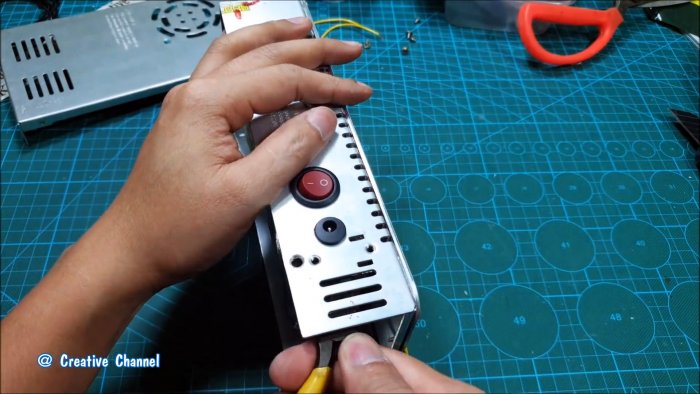 Как сделать мега мощный фонарь из старых аккумуляторов от ноутбуков и светодиодной панели