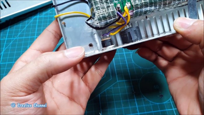 Как сделать мега мощный фонарь из старых аккумуляторов от ноутбуков и светодиодной панели