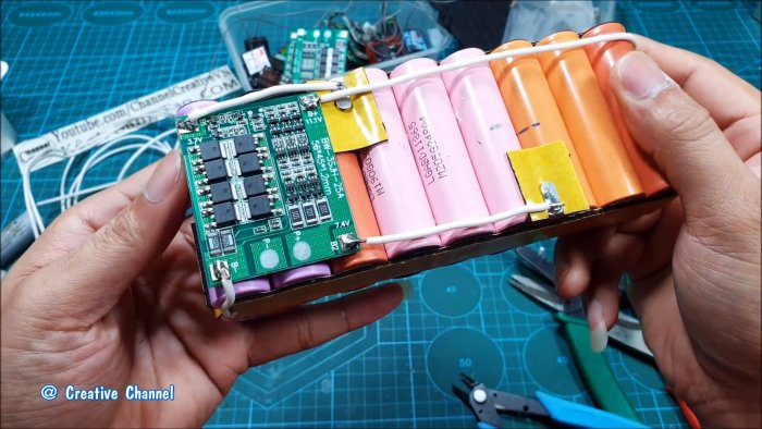 Как сделать мега мощный фонарь из старых аккумуляторов от ноутбуков и светодиодной панели