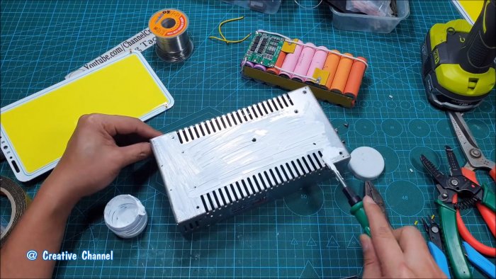 Как сделать мега мощный фонарь из старых аккумуляторов от ноутбуков и светодиодной панели