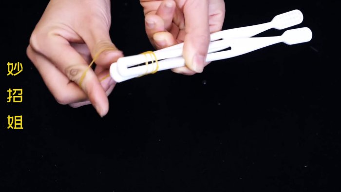 5 вариантов использования старых зубных щеток