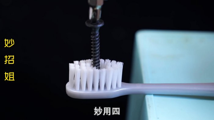 5 вариантов использования старых зубных щеток