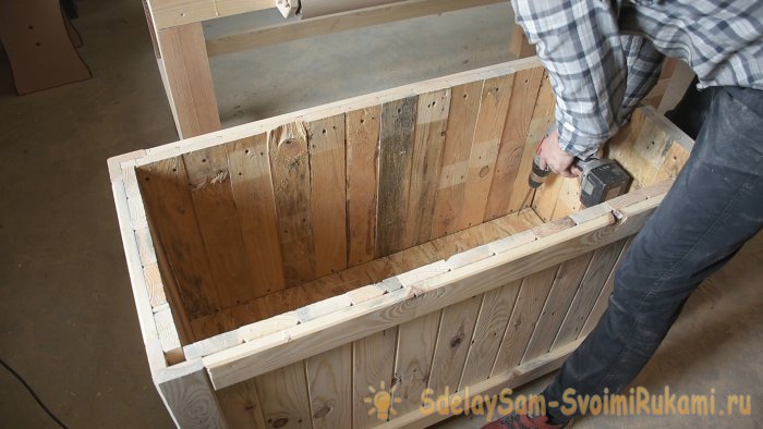 Как сделать контейнер для цветов из поддонов