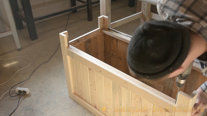 Как сделать контейнер для цветов из поддонов