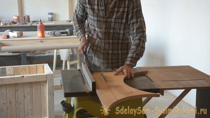 Как сделать контейнер для цветов из поддонов