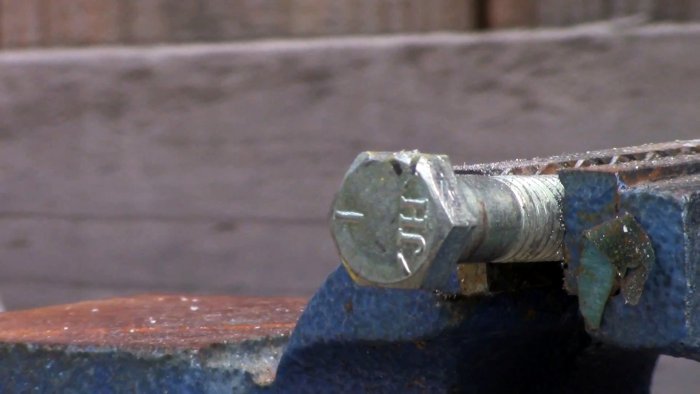 Как сделать фрезу из болта для работы в труднодоступных местах