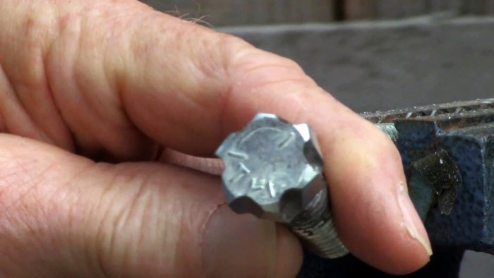 Как сделать фрезу из болта для работы в труднодоступных местах