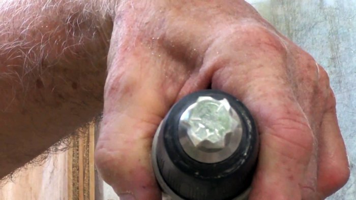 Как сделать фрезу из болта для работы в труднодоступных местах