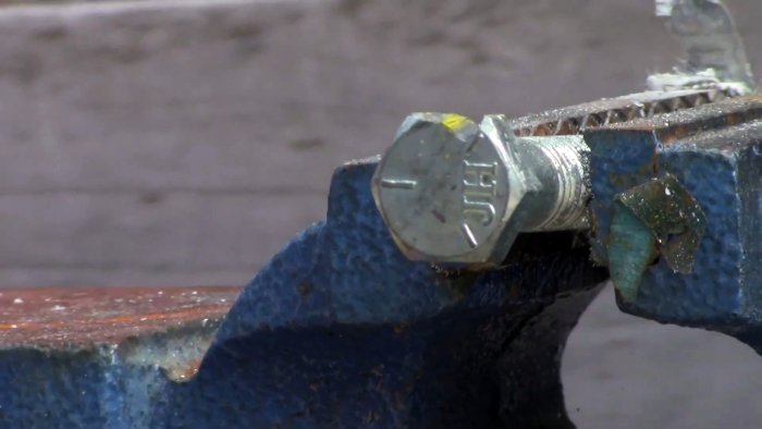 Как сделать фрезу из болта для работы в труднодоступных местах