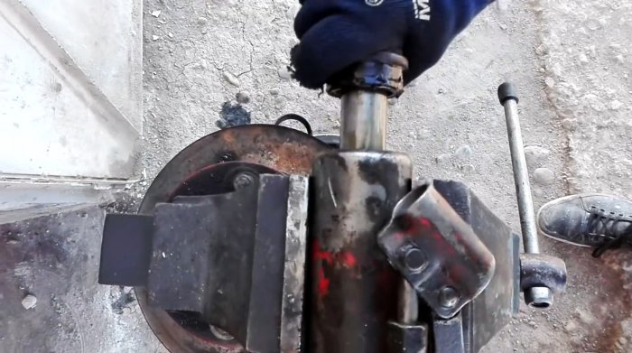Как сделать универсальный съемник из гидравлического домкрата